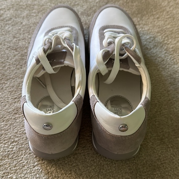 Women’s Michael Kors Size 7.5 - Picture 3 of 6